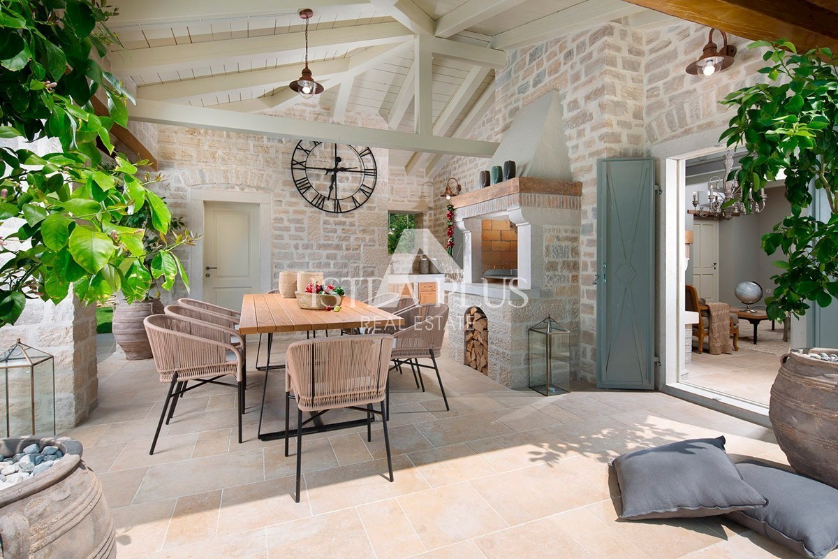 Villa con piscina e zona sportiva