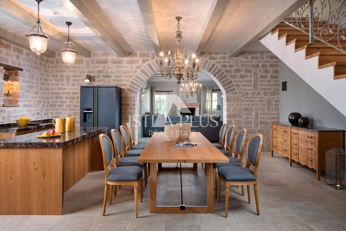 Villa con piscina e zona sportiva