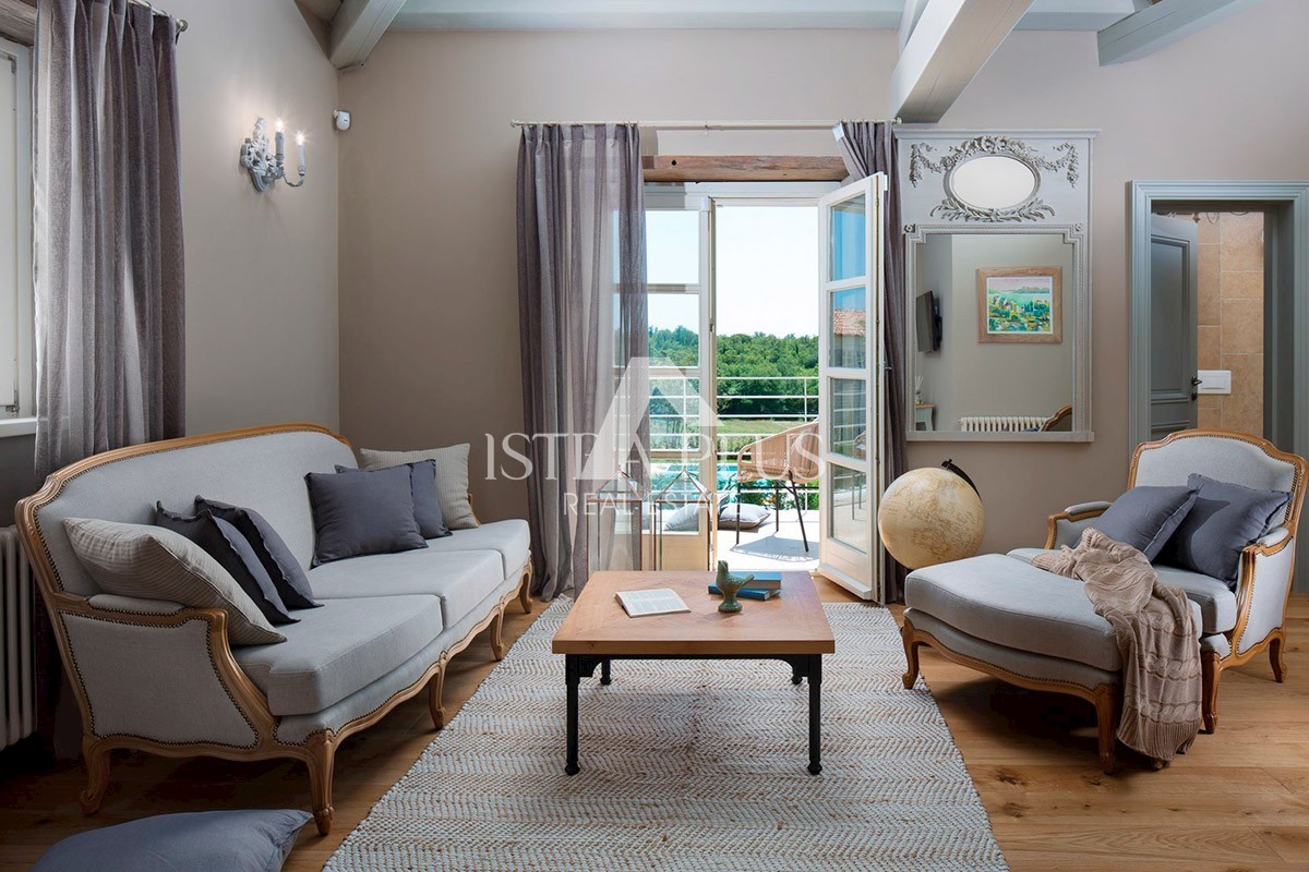 Villa con piscina e zona sportiva