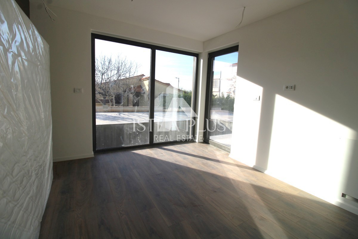 Nuovo appartamento al piano terra con piscina - Zona di Parenzo - Appartamento A