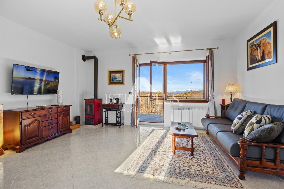 Opportunità! Casa familiare divisa in 2 appartamenti nelle vicinanze di Buie - Fascino rustico e comfort moderno