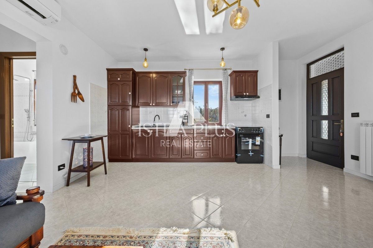 Opportunità! Casa familiare divisa in 2 appartamenti nelle vicinanze di Buie - Fascino rustico e comfort moderno