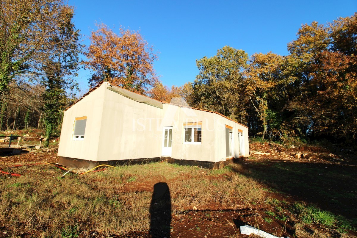 Casa prefabbricata con piscina in una posizione tranquilla - intorno a Tinjan