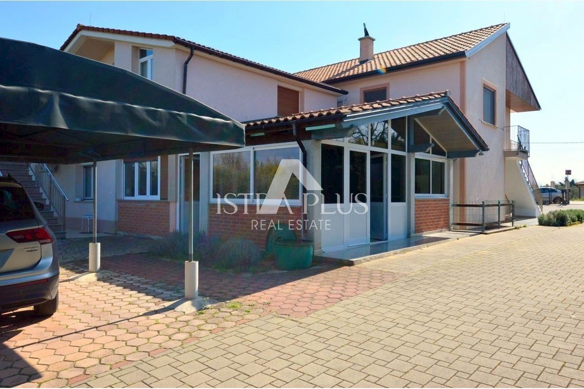 Tenuta con 2 case in vendita - Parenzo