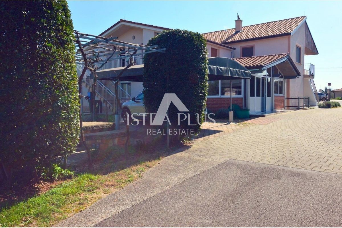Tenuta con 2 case in vendita - Parenzo