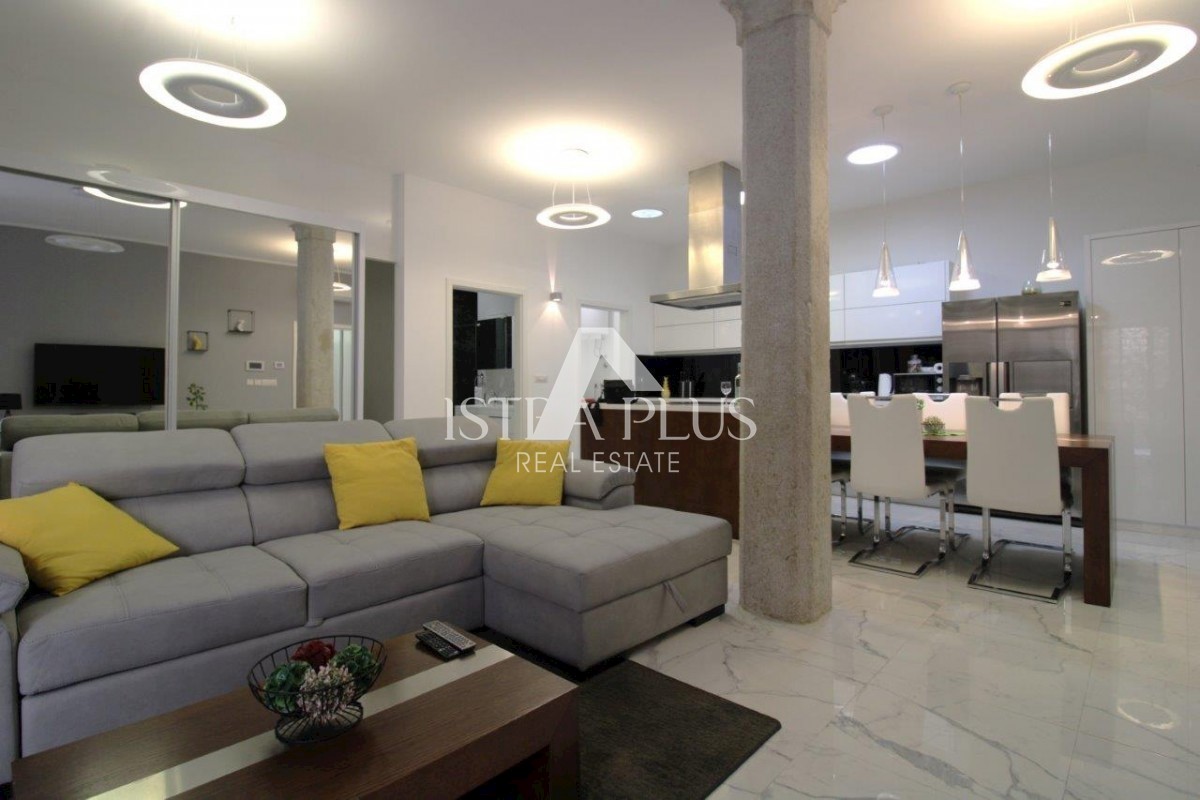 Casa di lusso nel centro di Parenzo con 3 appartamenti distribuiti su 3 piani