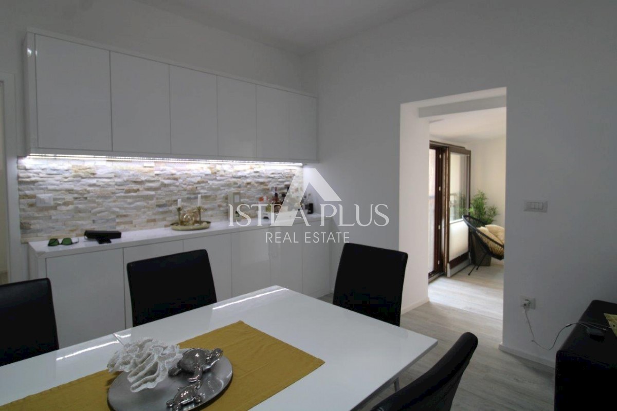 Casa di lusso nel centro di Parenzo con 3 appartamenti distribuiti su 3 piani
