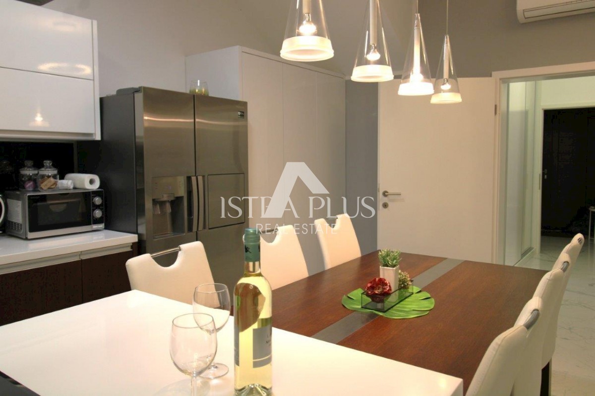 Casa di lusso nel centro di Parenzo con 3 appartamenti distribuiti su 3 piani