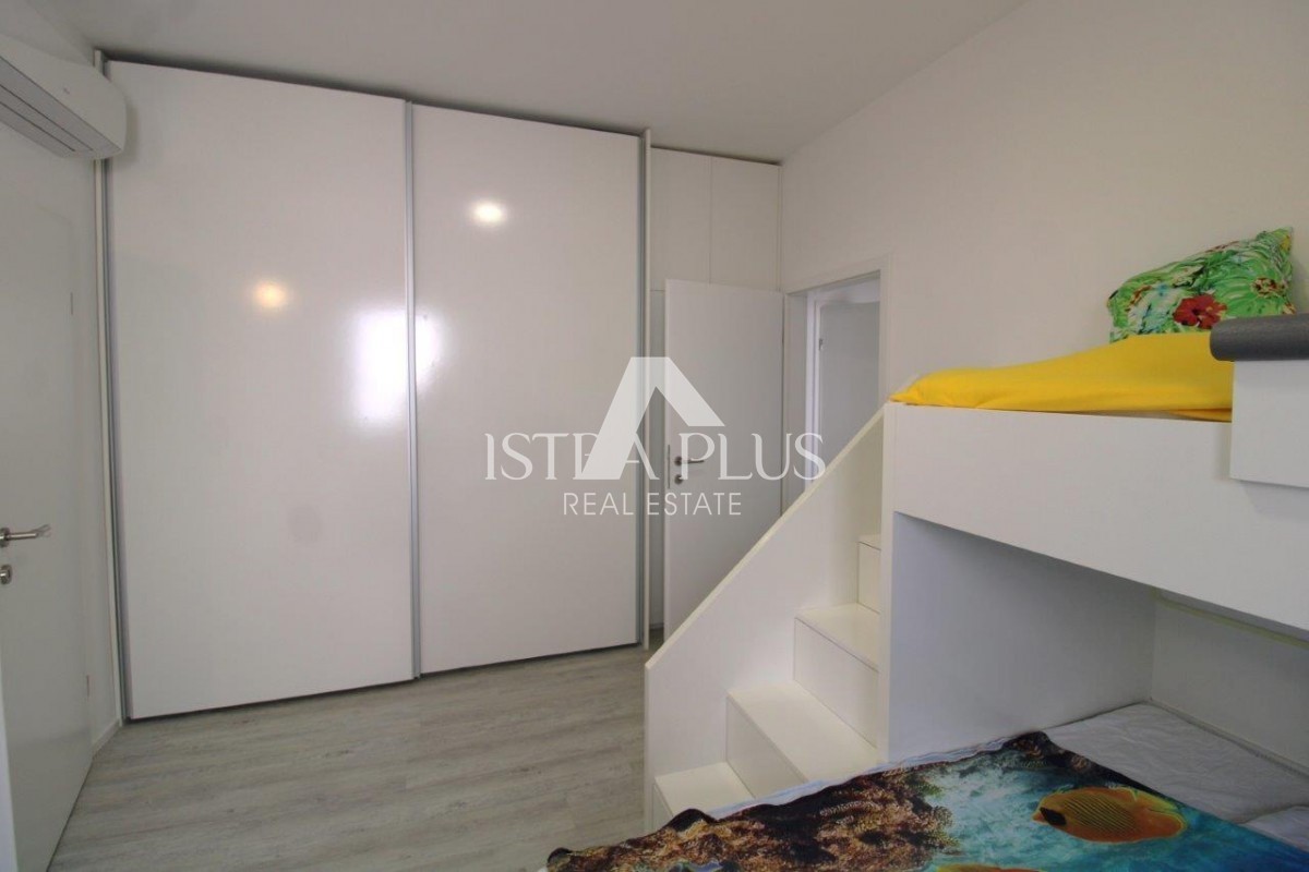 Casa di lusso nel centro di Parenzo con 3 appartamenti distribuiti su 3 piani