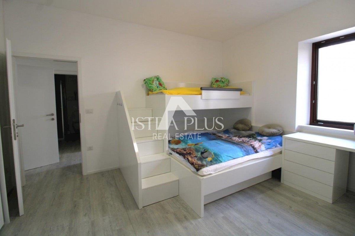 Casa di lusso nel centro di Parenzo con 3 appartamenti distribuiti su 3 piani