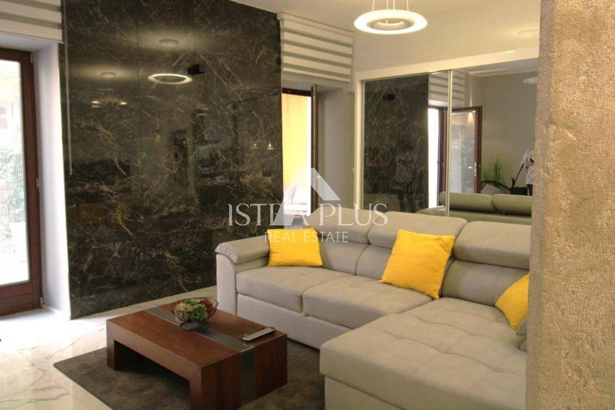 Casa di lusso nel centro di Parenzo con 3 appartamenti distribuiti su 3 piani