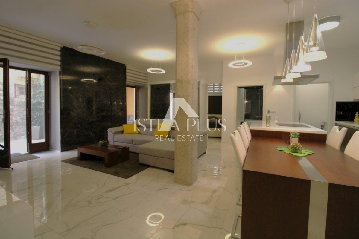 Casa di lusso nel centro di Parenzo con 3 appartamenti distribuiti su 3 piani