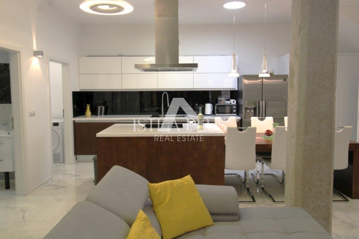 Casa di lusso nel centro di Parenzo con 3 appartamenti distribuiti su 3 piani