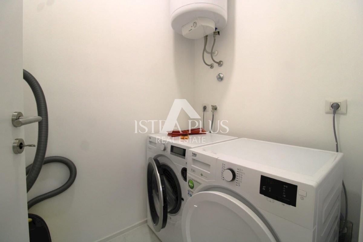 Casa di lusso nel centro di Parenzo con 3 appartamenti distribuiti su 3 piani