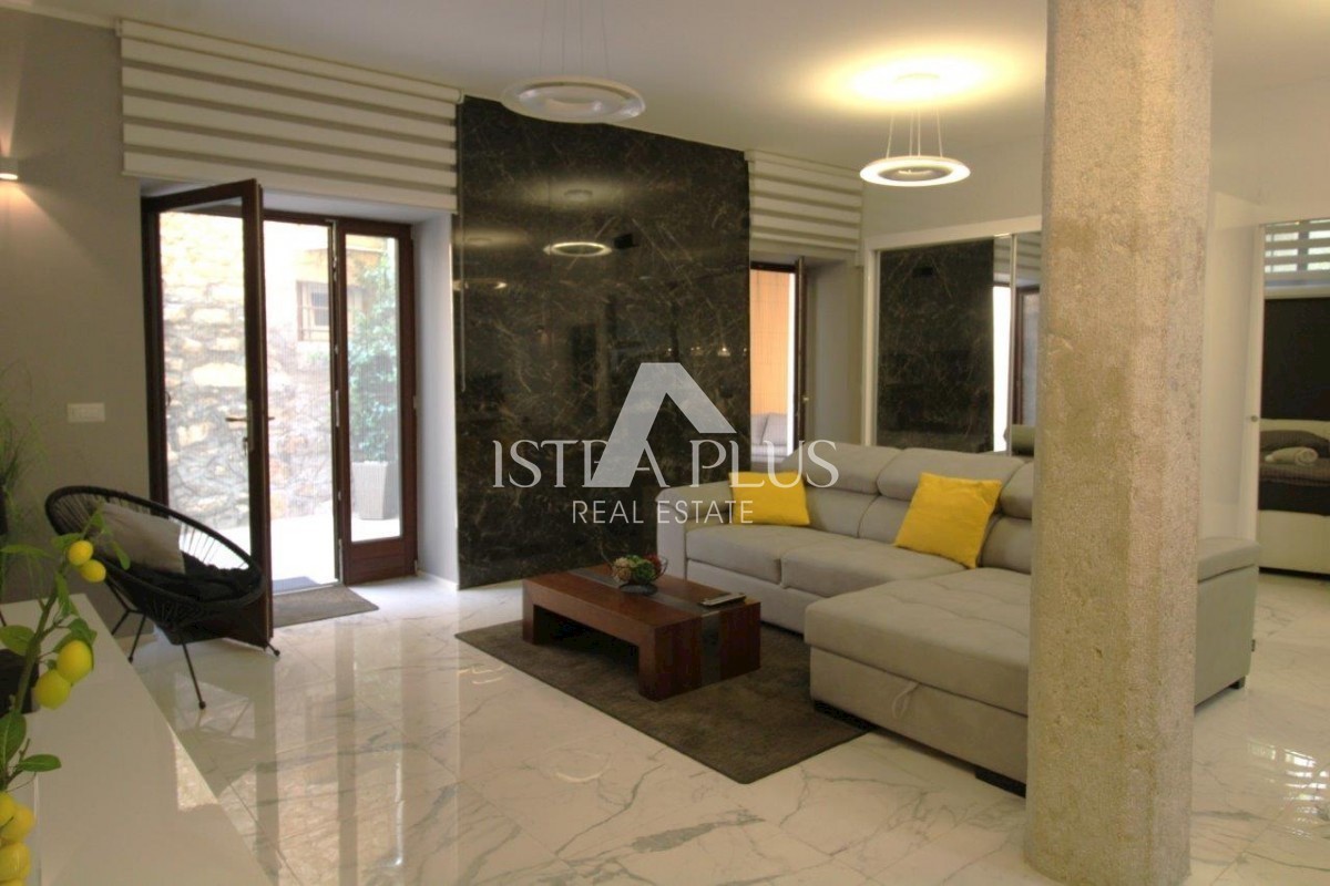 Casa di lusso nel centro di Parenzo con 3 appartamenti distribuiti su 3 piani