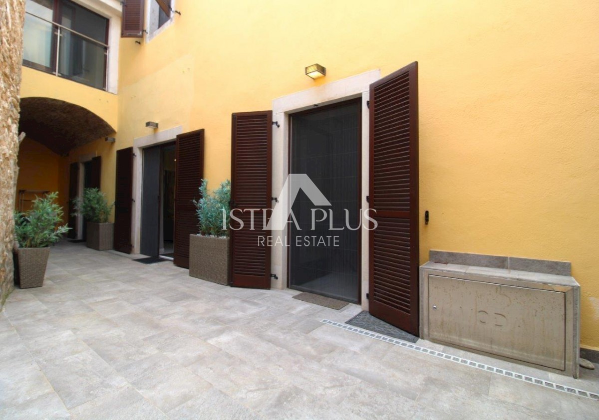 Casa di lusso nel centro di Parenzo con 3 appartamenti distribuiti su 3 piani