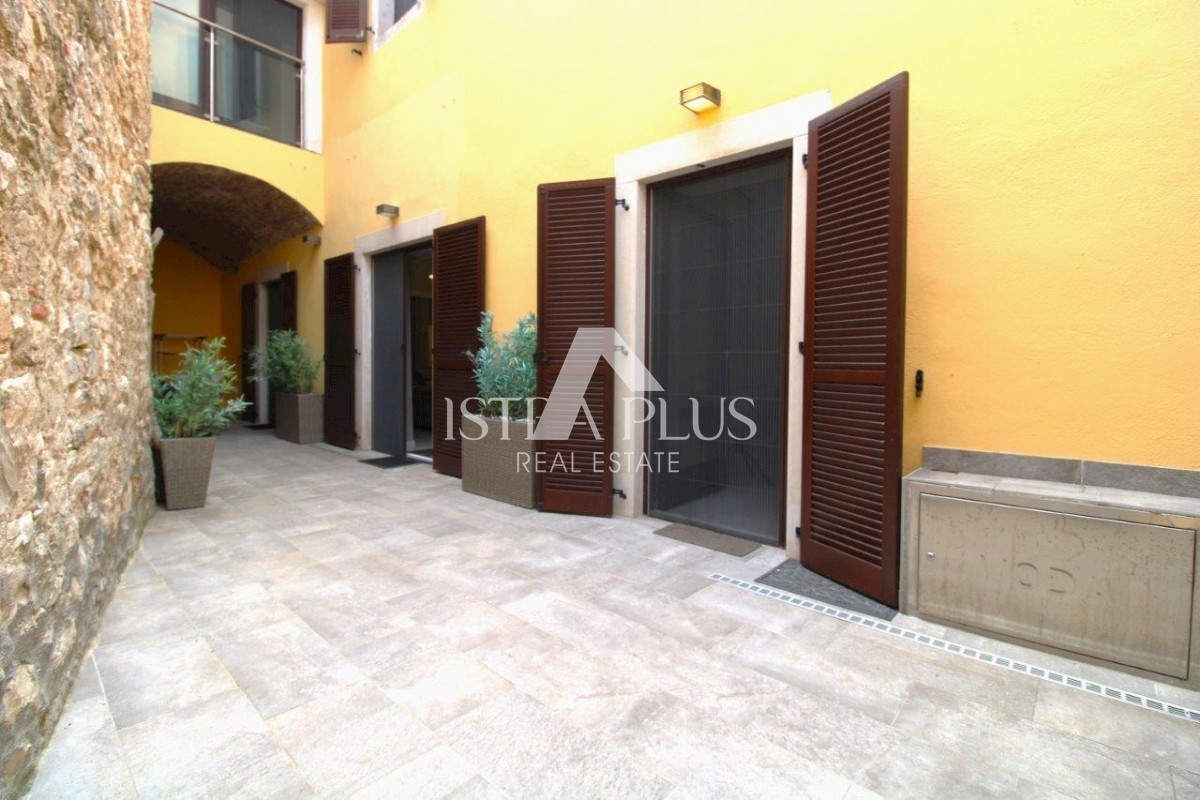Casa di lusso nel centro di Parenzo con 3 appartamenti distribuiti su 3 piani