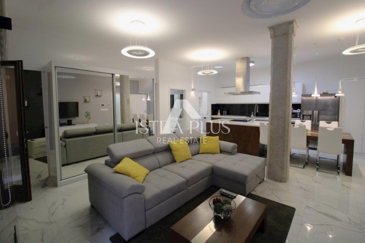 Casa di lusso nel centro di Parenzo con 3 appartamenti distribuiti su 3 piani