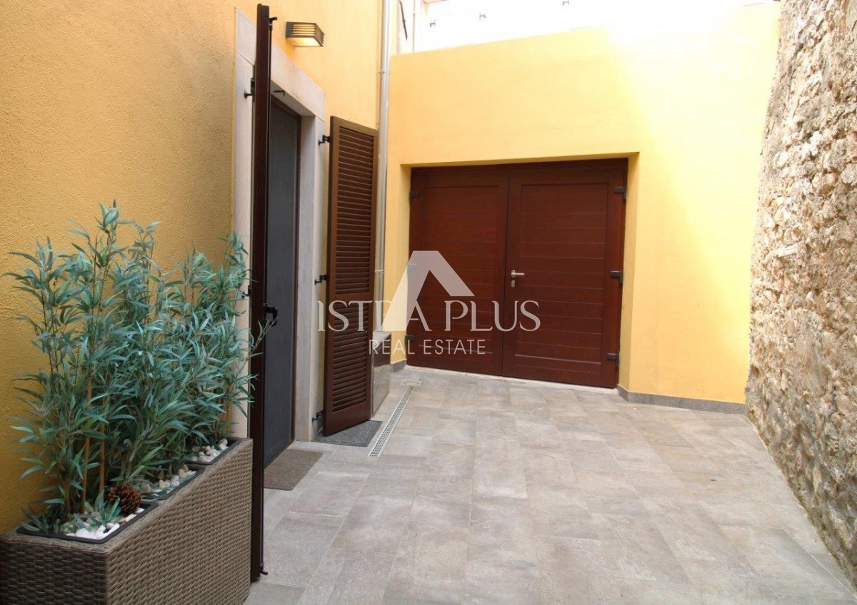 Casa di lusso nel centro di Parenzo con 3 appartamenti distribuiti su 3 piani