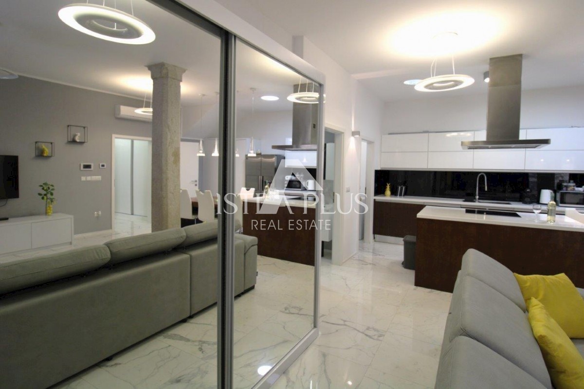 Casa di lusso nel centro di Parenzo con 3 appartamenti distribuiti su 3 piani