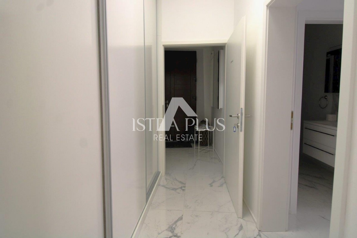 Casa di lusso nel centro di Parenzo con 3 appartamenti distribuiti su 3 piani