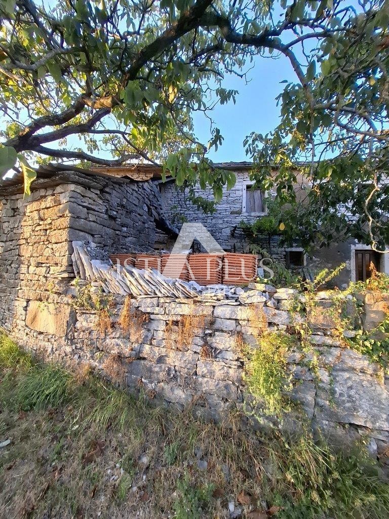 Casa in pietra in una posizione molto tranquilla immersa nella natura incontaminata!