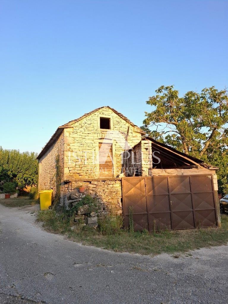 Casa in pietra in una posizione molto tranquilla immersa nella natura incontaminata!