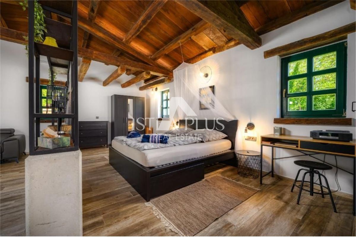 Casa in pietra con garage e ampio giardino