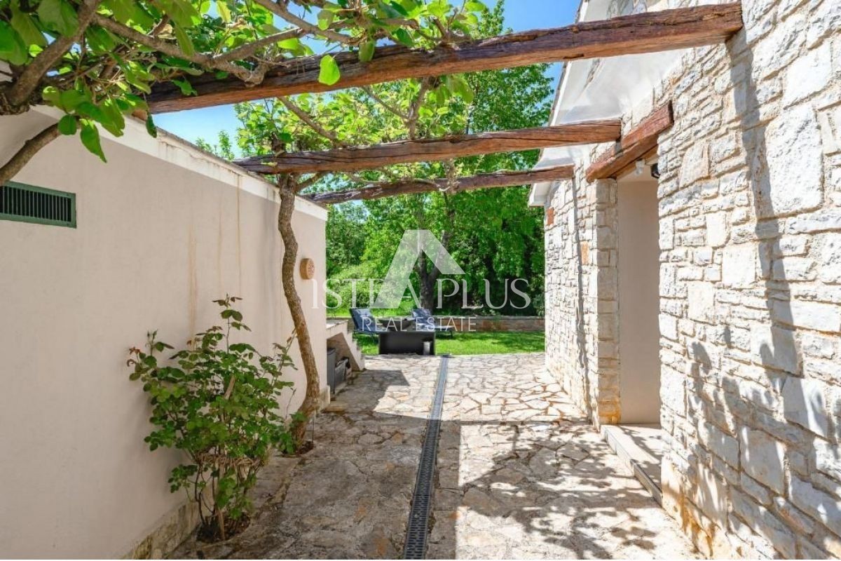 Casa in pietra con garage e ampio giardino