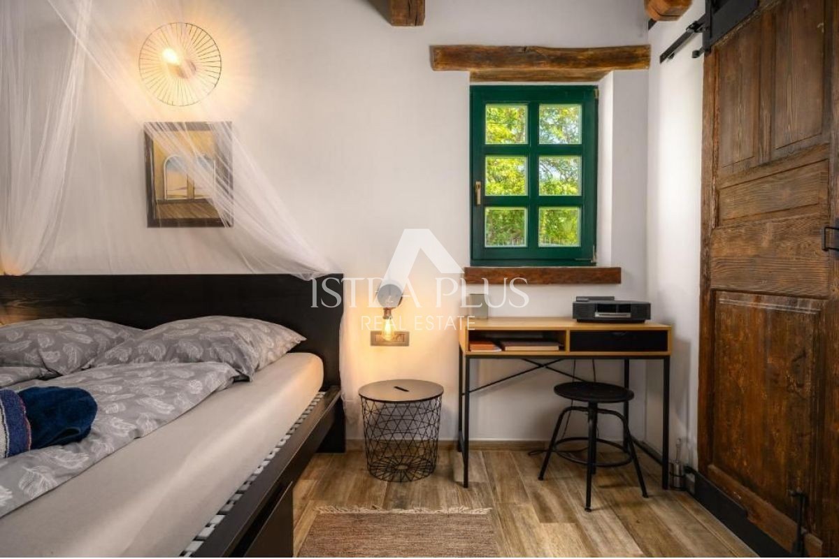 Casa in pietra con garage e ampio giardino