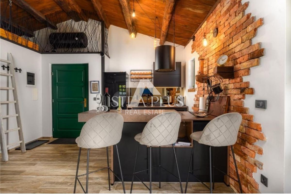 Casa in pietra con garage e ampio giardino