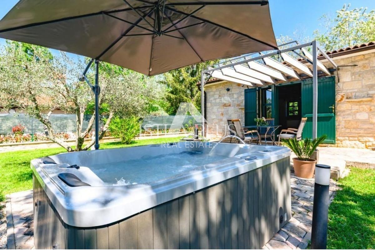 Casa in pietra con garage e ampio giardino