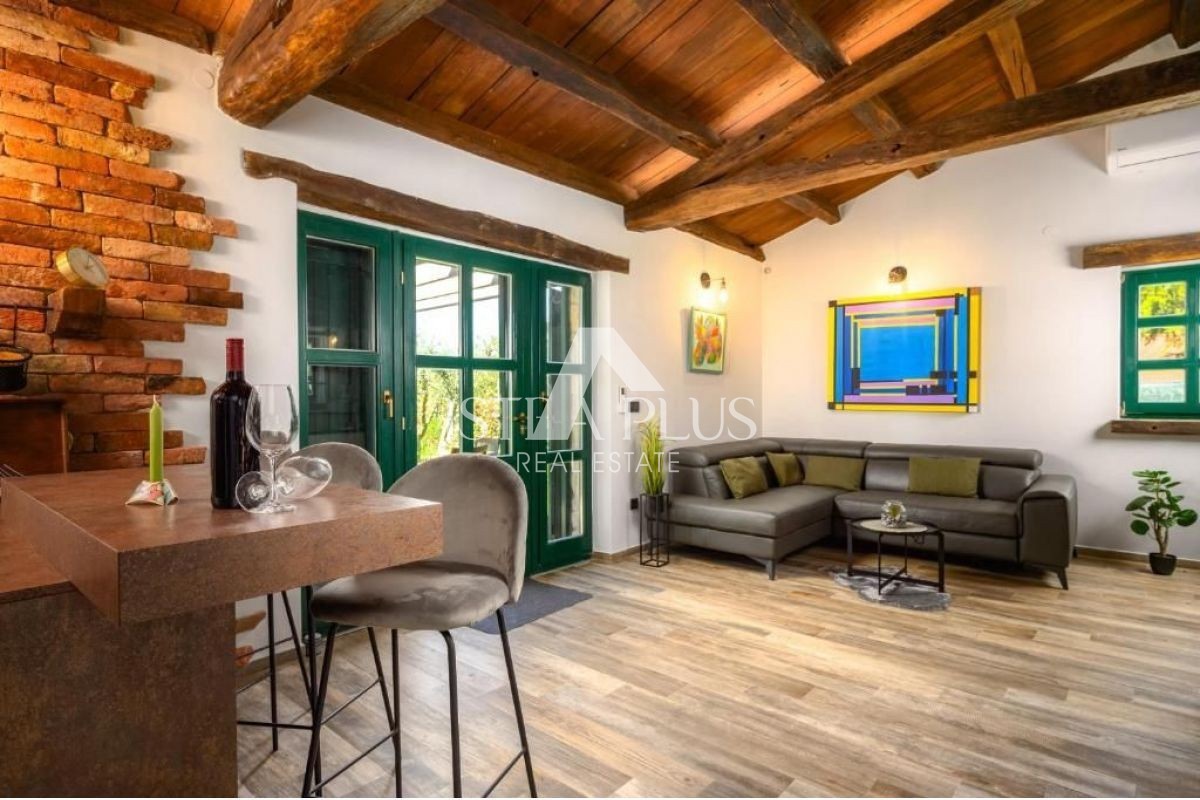 Casa in pietra con garage e ampio giardino