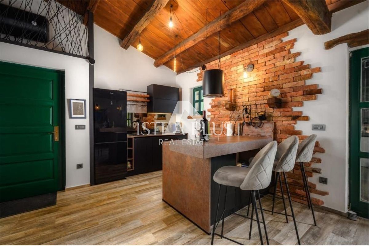 Casa in pietra con garage e ampio giardino