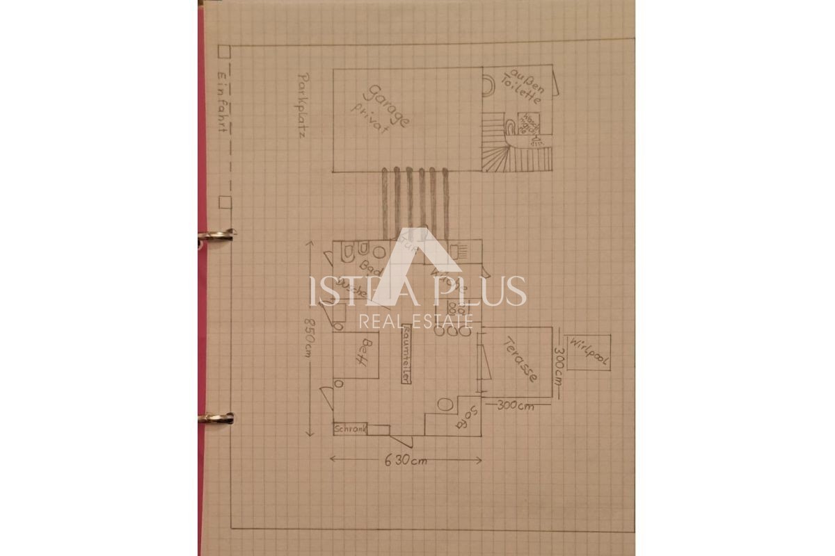 Casa in pietra con garage e ampio giardino