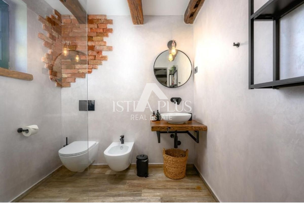 Casa in pietra con garage e ampio giardino