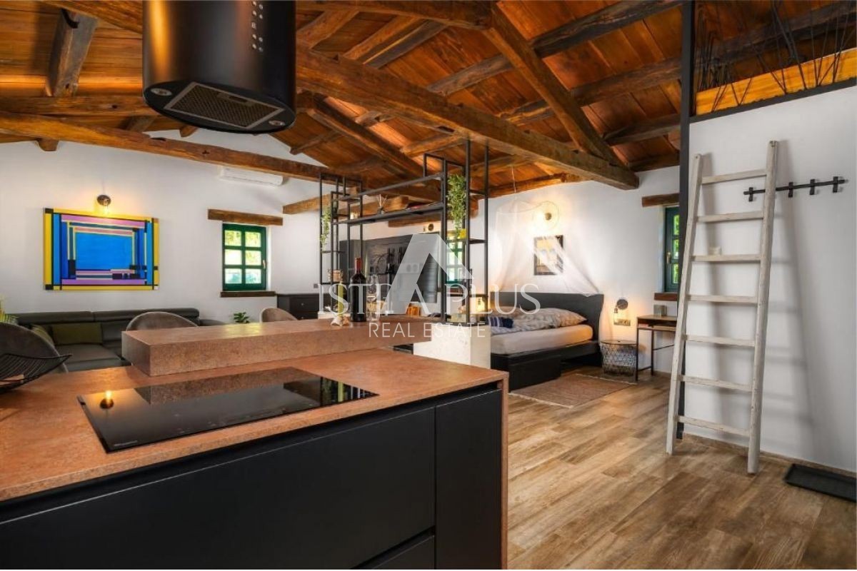 Casa in pietra con garage e ampio giardino