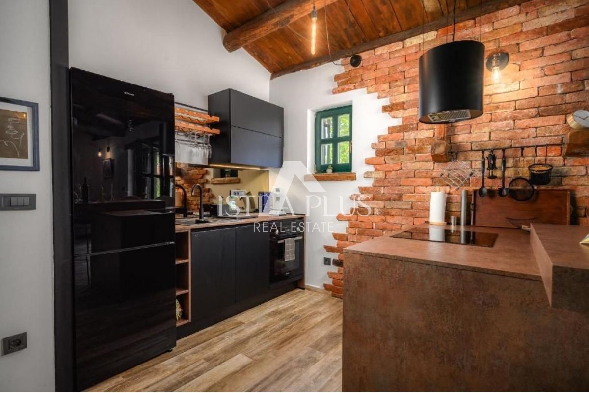 Casa in pietra con garage e ampio giardino