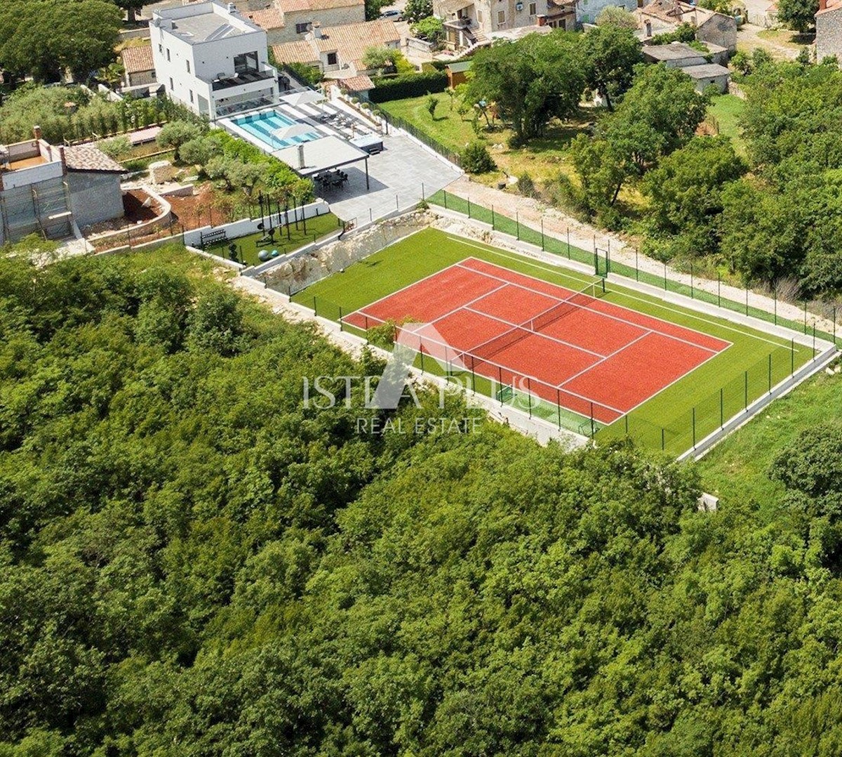 Esclusiva villa di lusso con campo da tennis e vista mare!