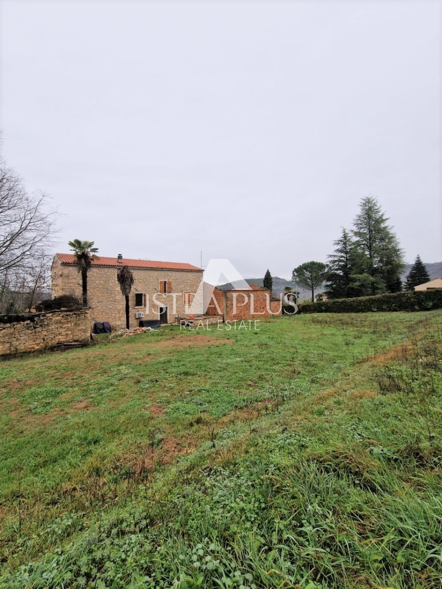 Autentica casa in pietra, parzialmente ristrutturata con molto potenziale