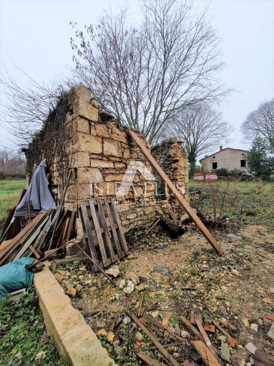 Autentica casa in pietra, parzialmente ristrutturata con molto potenziale