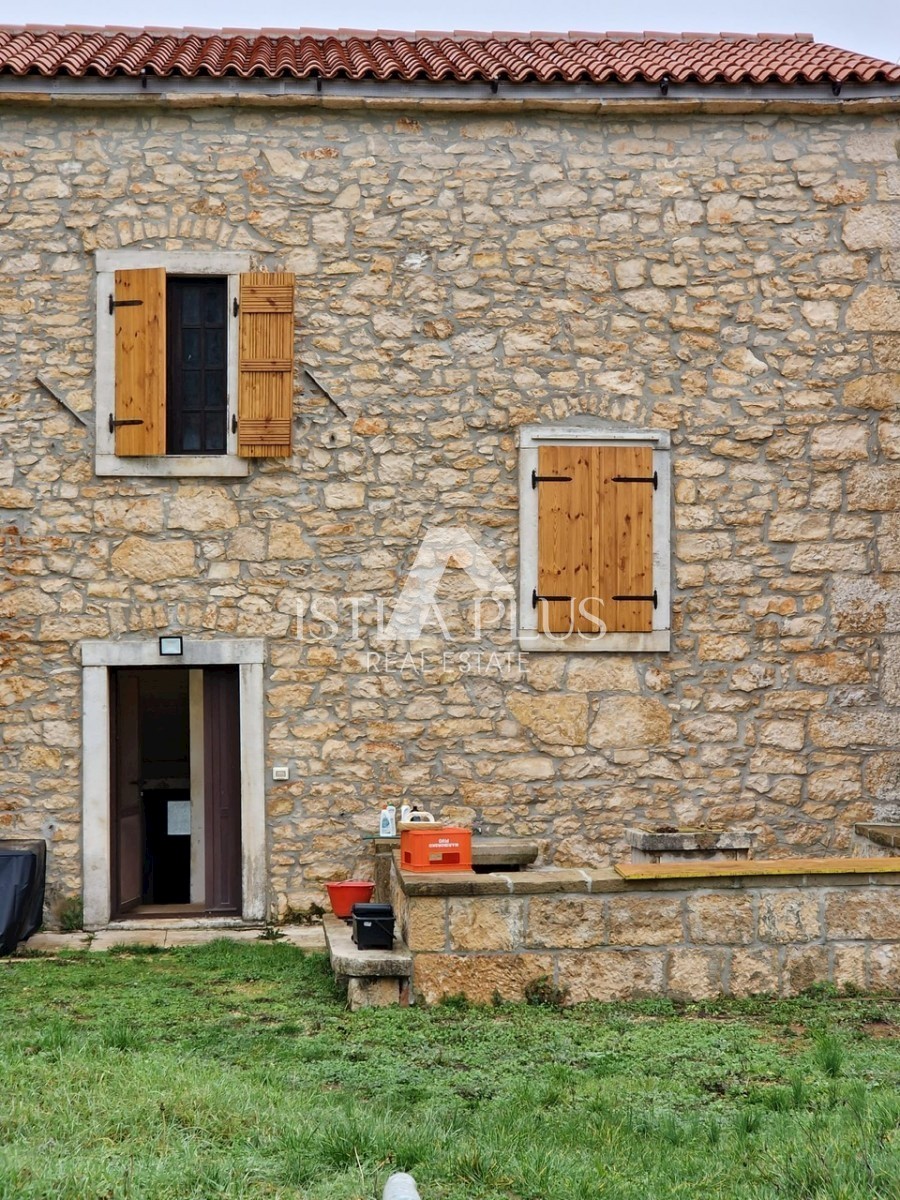 Autentica casa in pietra, parzialmente ristrutturata con molto potenziale