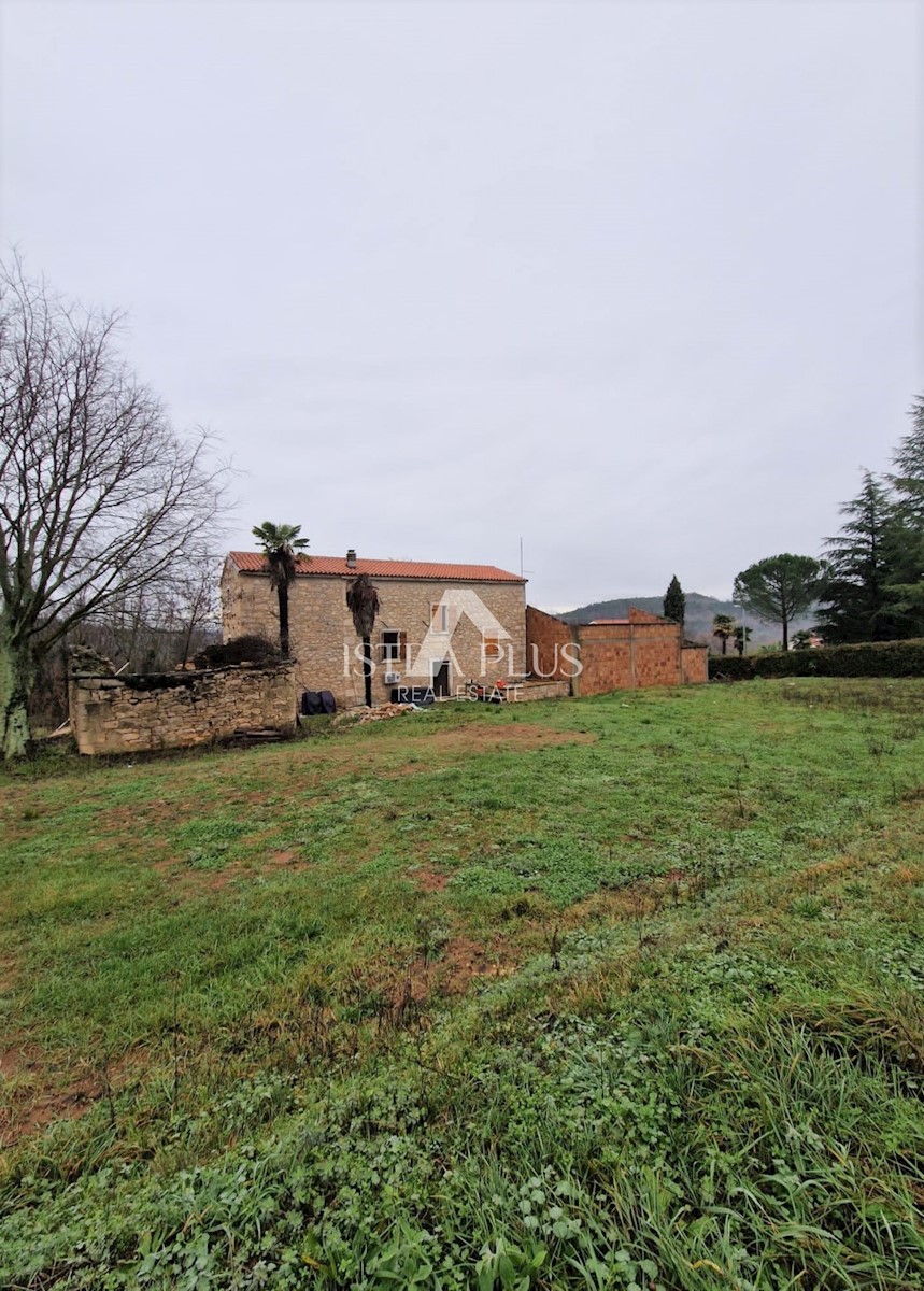 Autentica casa in pietra, parzialmente ristrutturata con molto potenziale