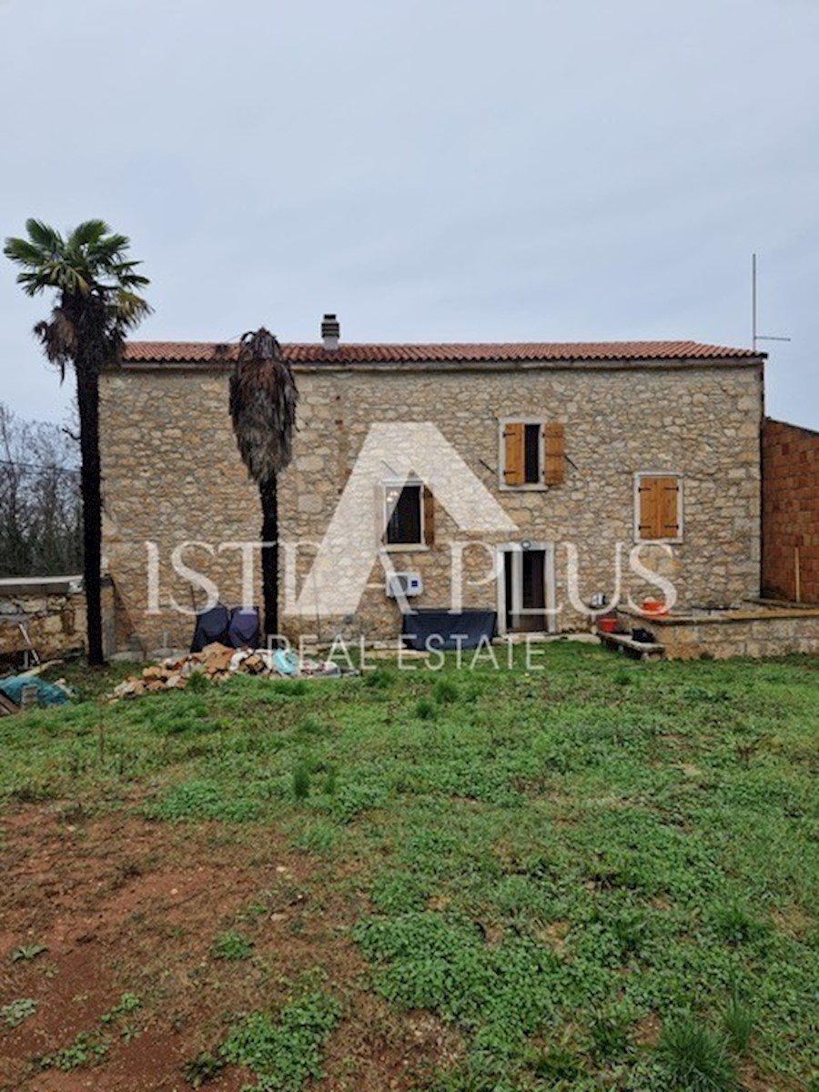 Autentica casa in pietra, parzialmente ristrutturata con molto potenziale