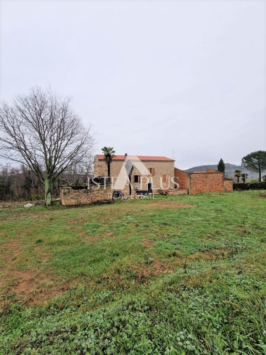 Autentica casa in pietra, parzialmente ristrutturata con molto potenziale