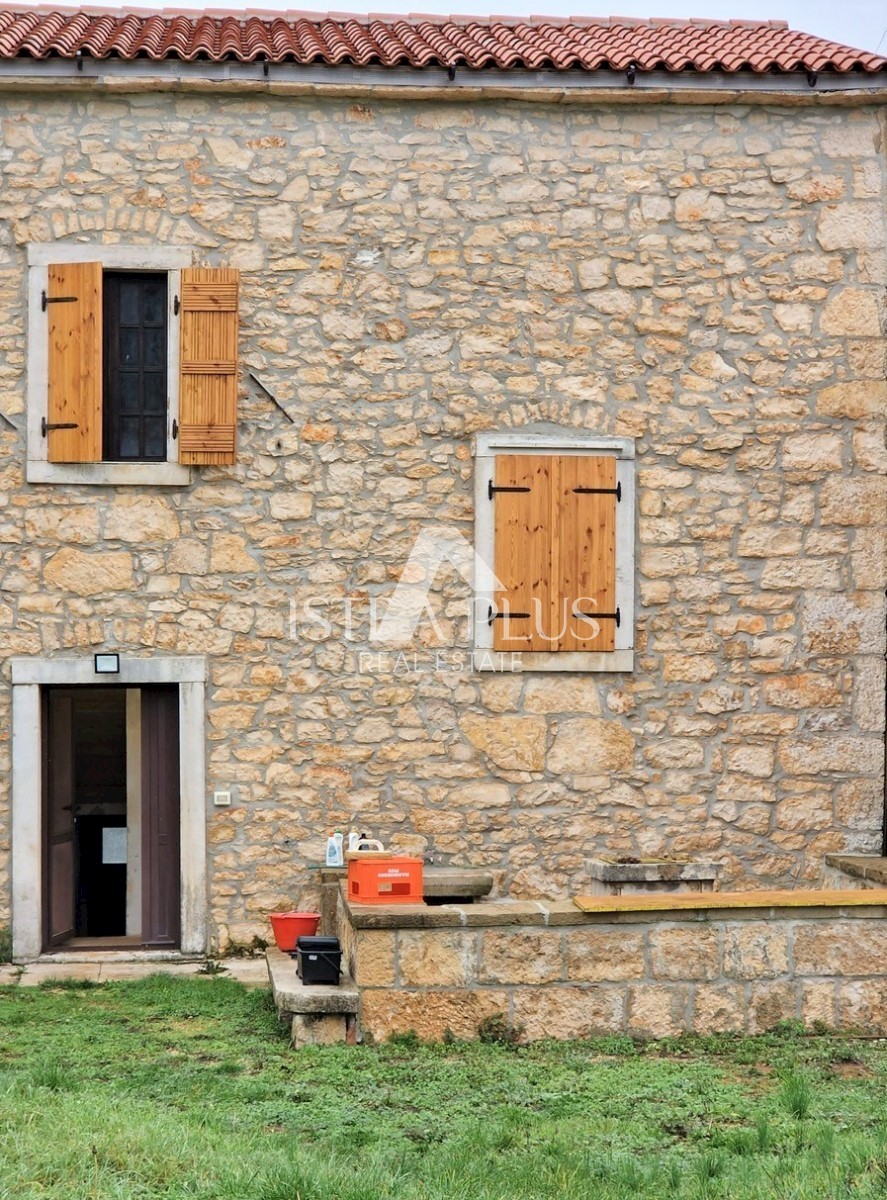 Autentica casa in pietra, parzialmente ristrutturata con molto potenziale