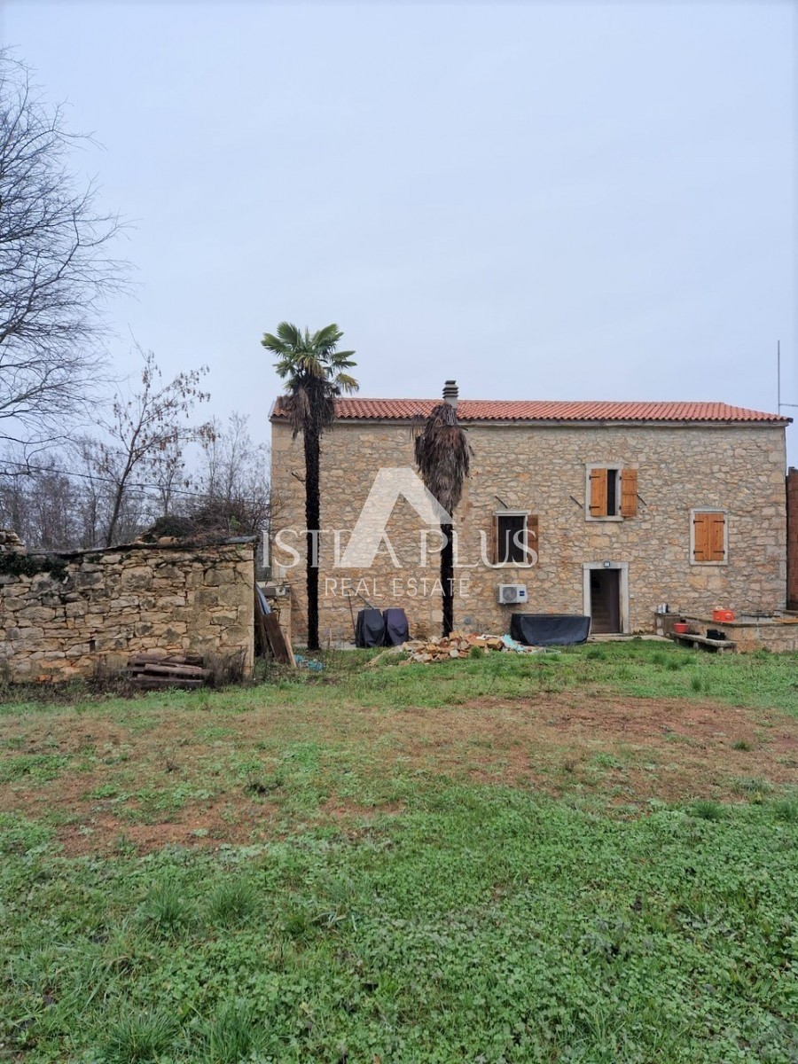 Autentica casa in pietra, parzialmente ristrutturata con molto potenziale