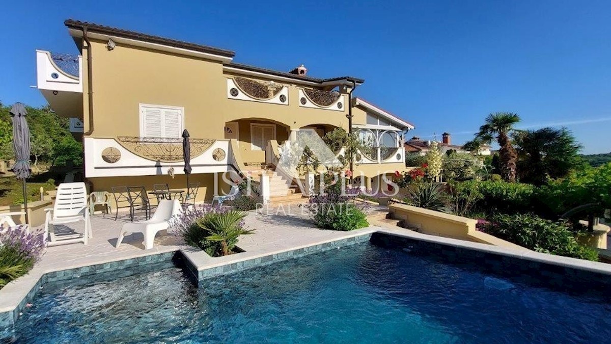 Parenzo - dintorni, casa con 2 appartamenti, piscina e vista mare