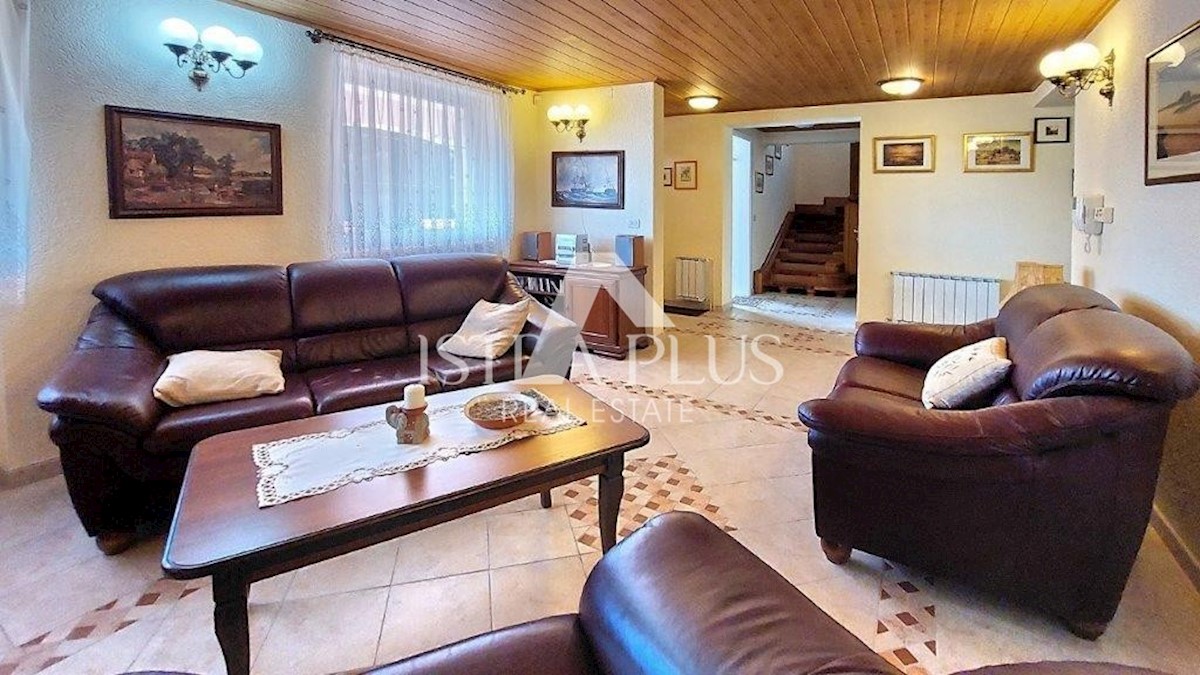 Parenzo - dintorni, casa con 2 appartamenti, piscina e vista mare