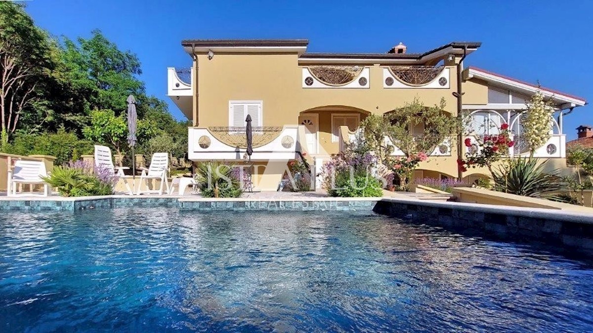 Parenzo - dintorni, casa con 2 appartamenti, piscina e vista mare